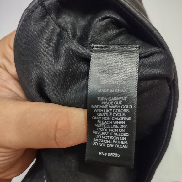 Express Sexy little faux leather red floral embroidered mini skirt 6 - Picture 3 of 4